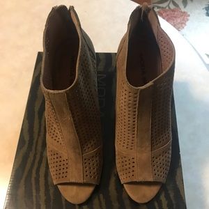 Misses open toe shoe slightly worn